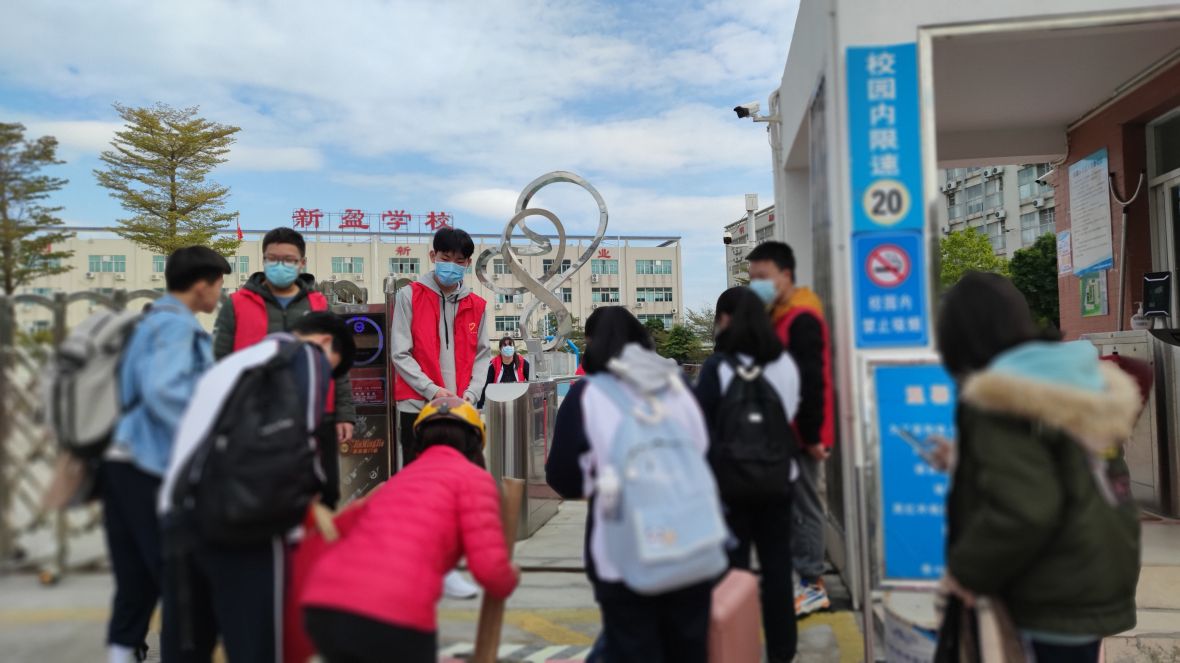 新盈学校开学啦丨新学期“第一关”：开学防疫，同学们井然有序、安全返校！