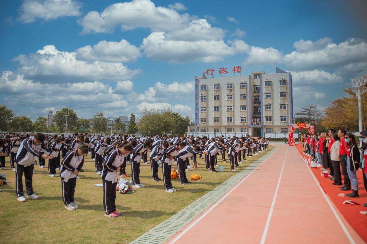 以青春的名义给梦想加油 | 新盈学校举行2022届成人礼暨高考百日冲刺誓师活动