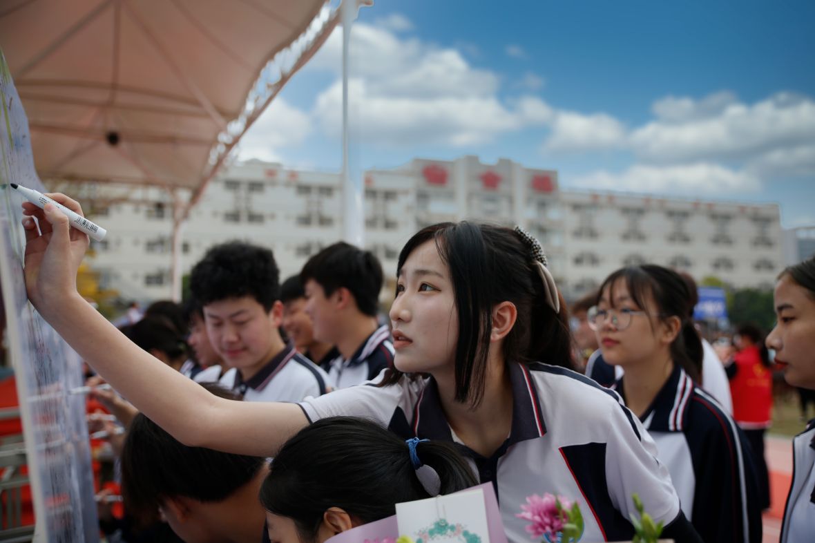 以青春的名义给梦想加油 | 新盈学校举行2022届成人礼暨高考百日冲刺誓师活动