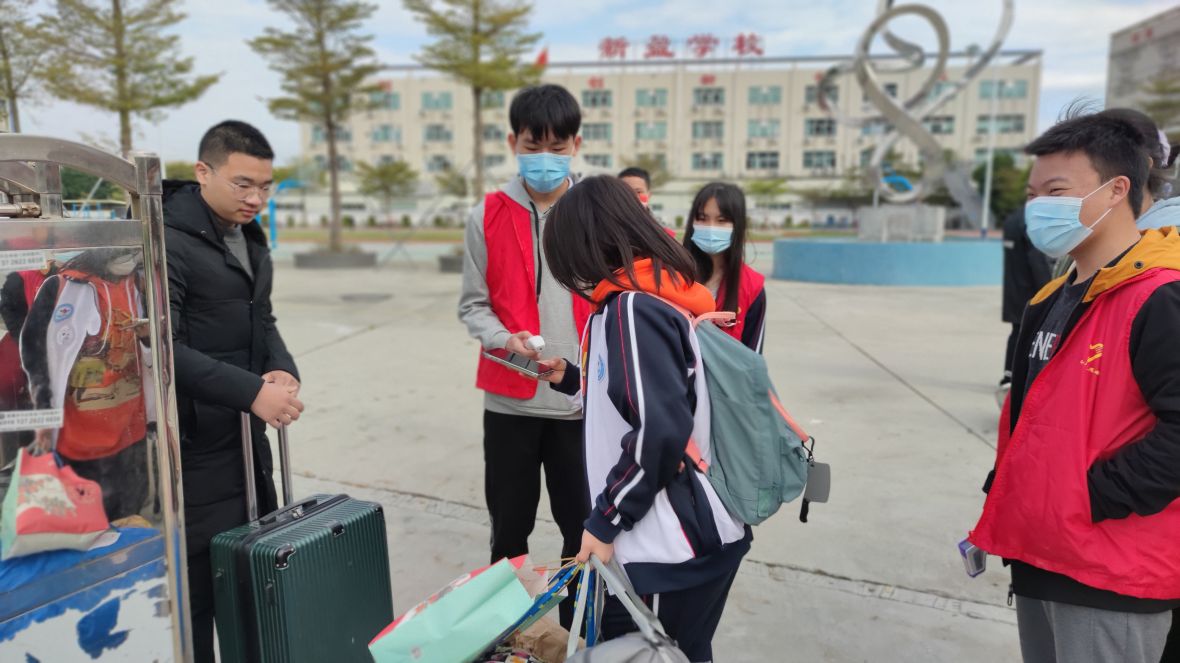 新盈学校开学啦丨新学期“第一关”：开学防疫，同学们井然有序、安全返校！