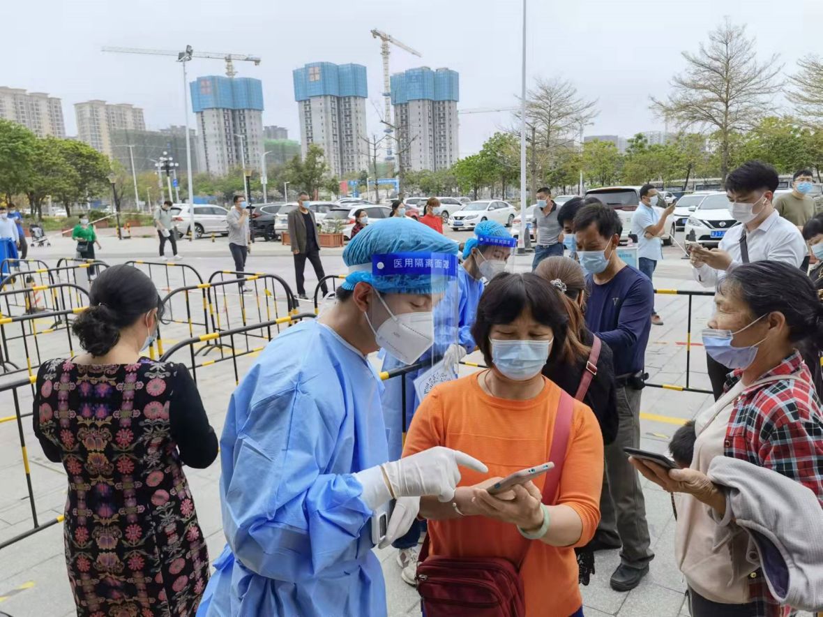 抗疫有我在｜新盈学校党支部志愿者，选择用行动温暖这座城